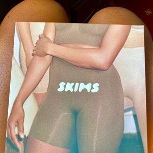 SKIMS - CORE CONTROL THONG | OXIDE 👙